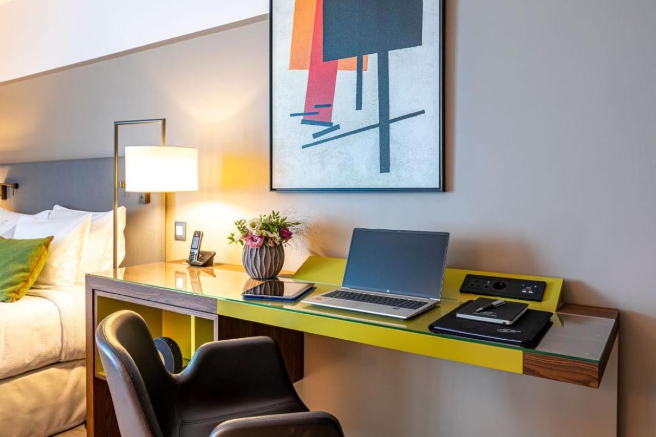 Fraser Suites Paris La Defense Courbevoie Exterior photo A work desk in a hotel room