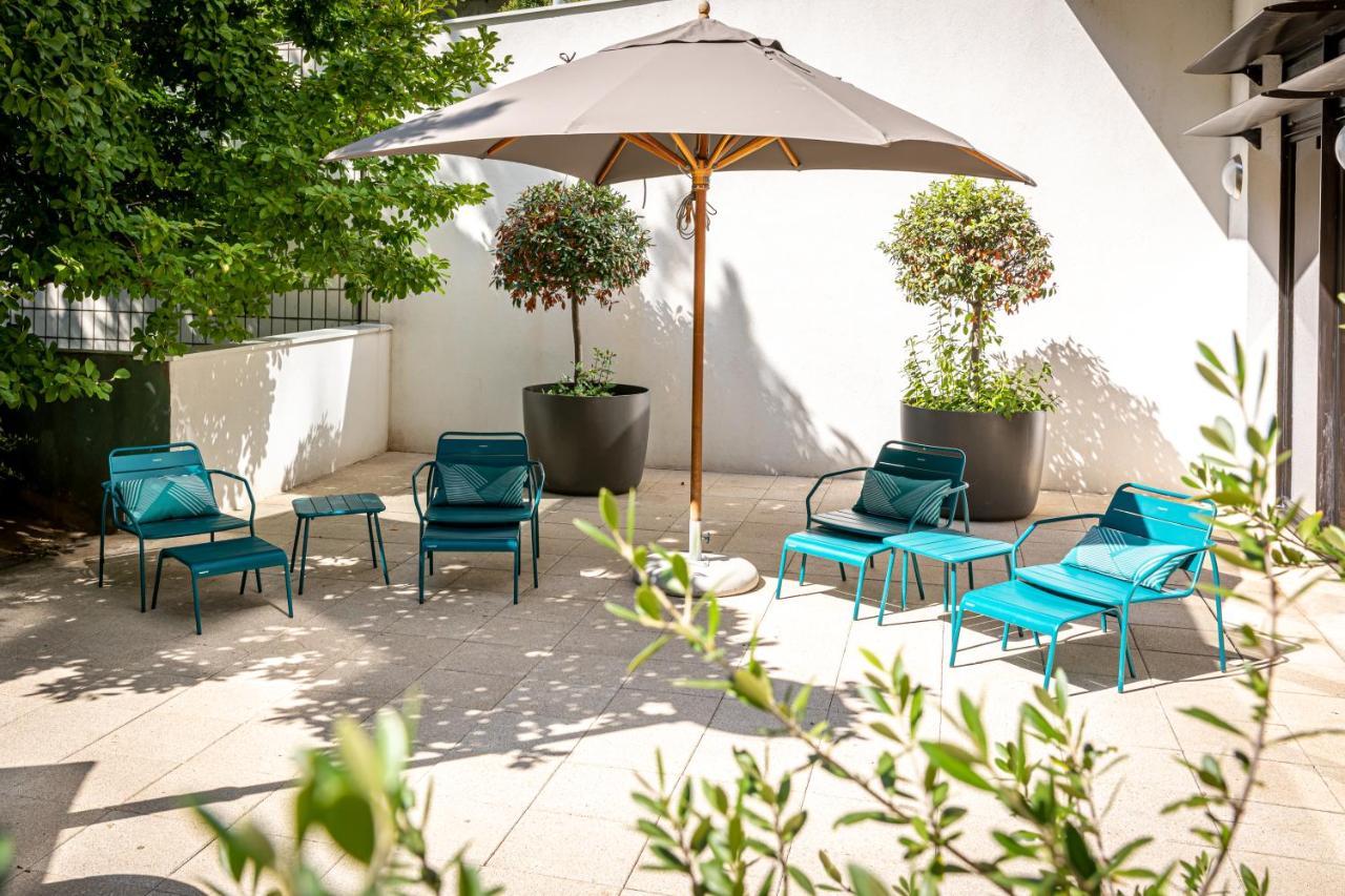 Fraser Suites Paris La Defense Courbevoie Exterior photo The courtyard at the hotel