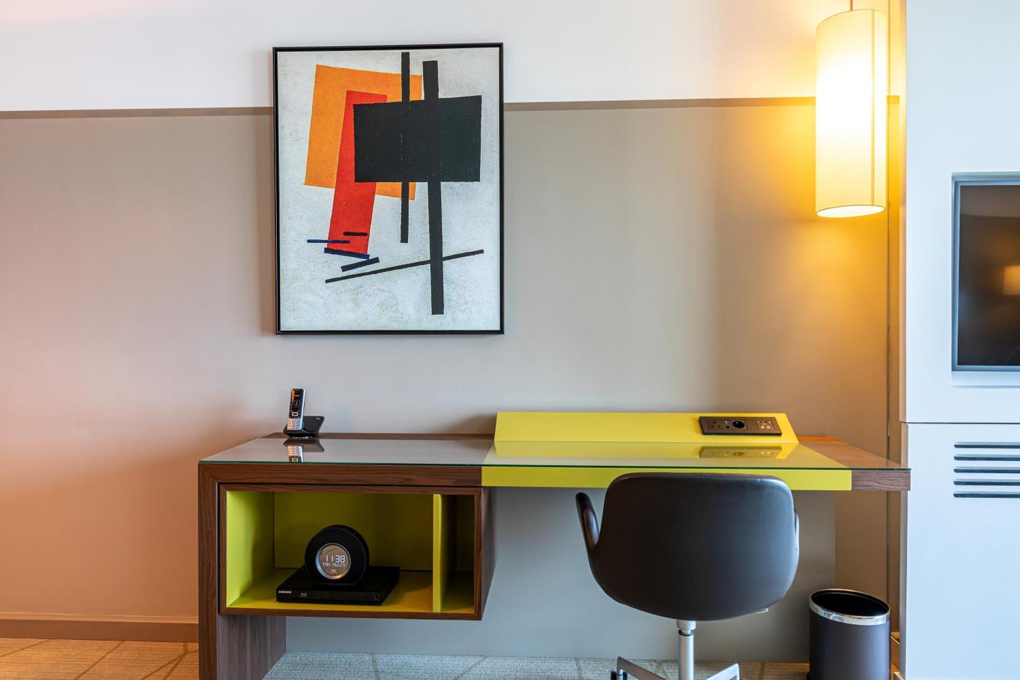 Fraser Suites Paris La Defense Courbevoie Exterior photo A work desk in a hotel room