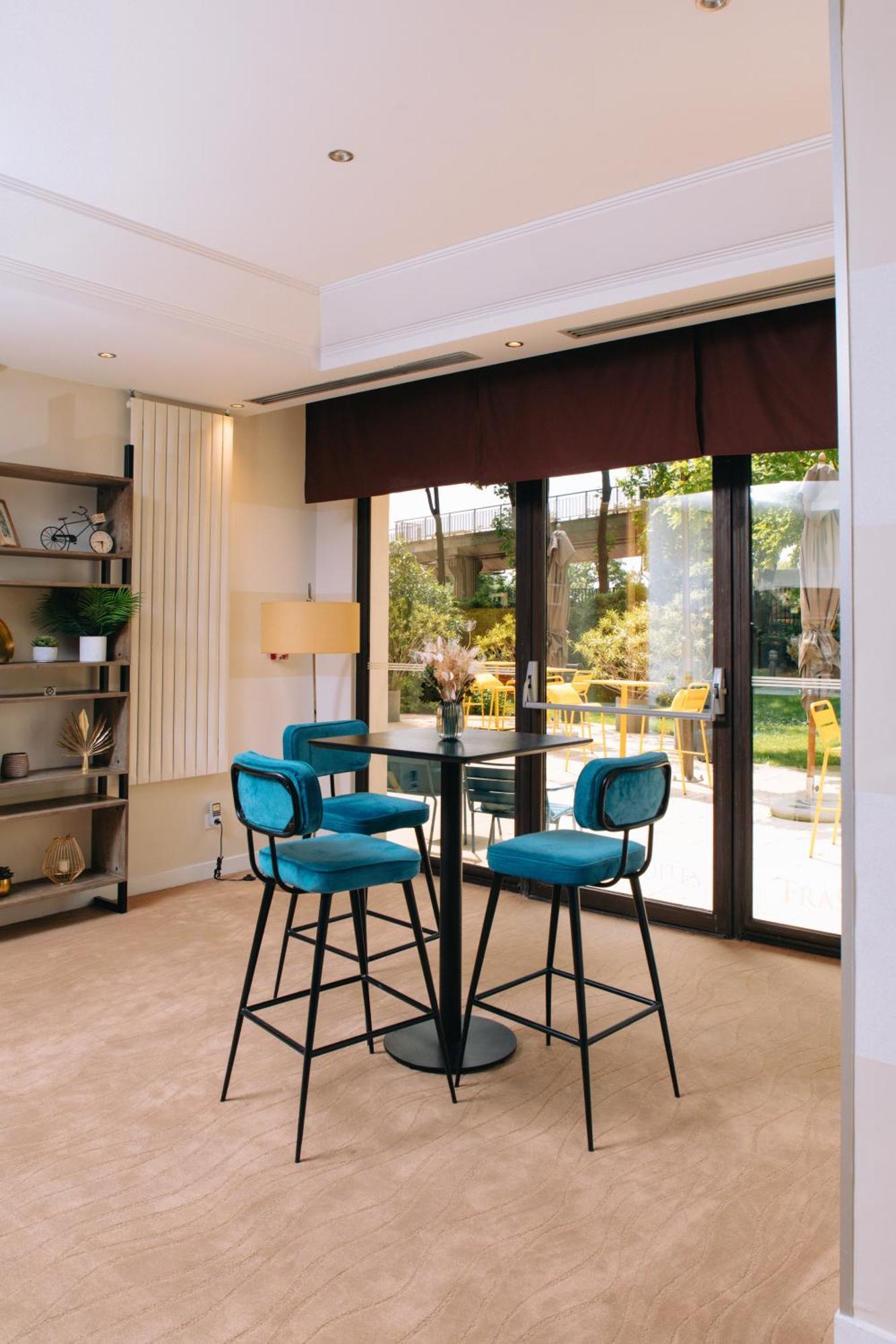 Fraser Suites Paris La Defense Courbevoie Exterior photo A Roman blind