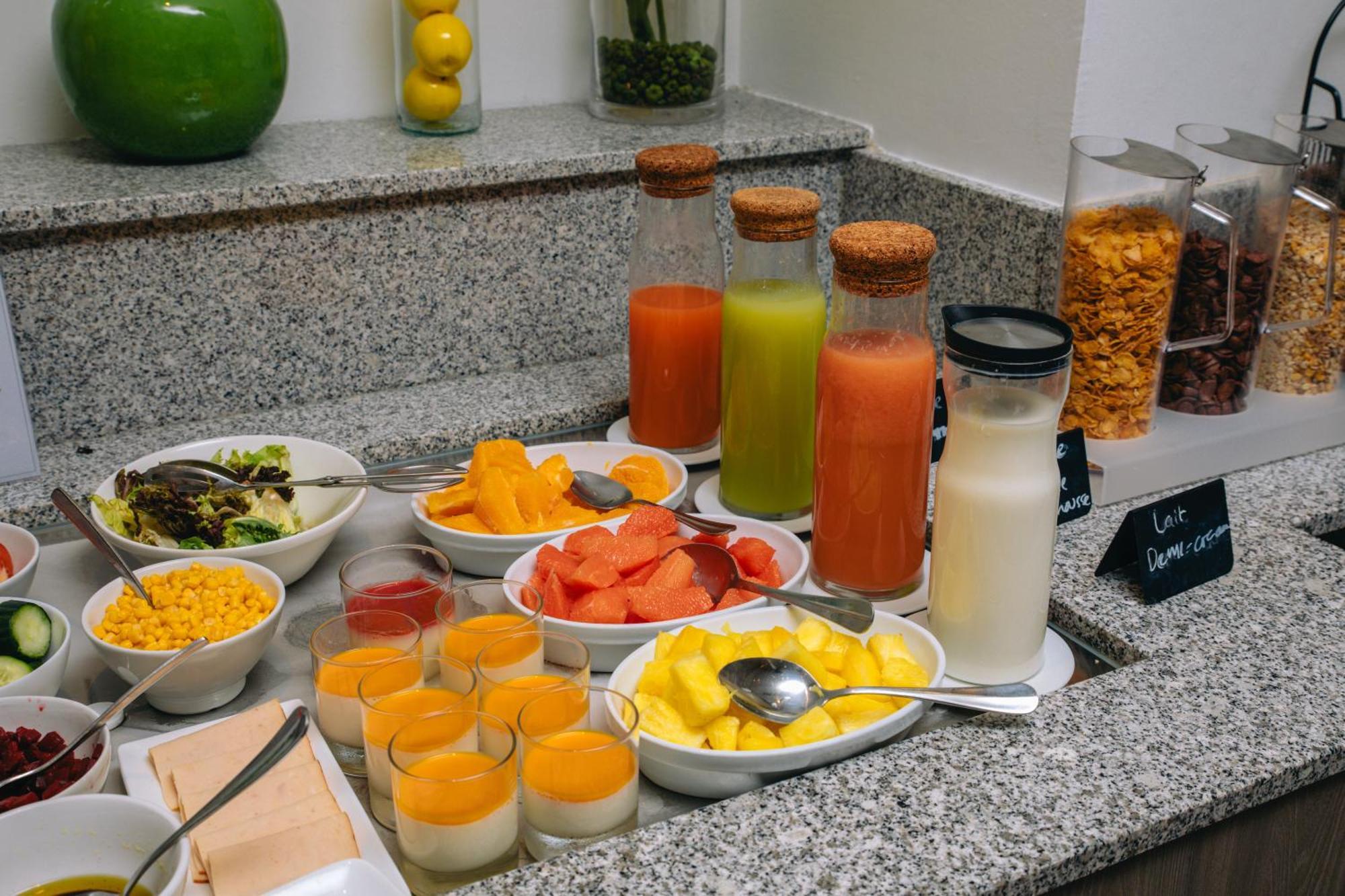 Fraser Suites Paris La Defense Courbevoie Exterior photo A selection of fruit and juice at a buffet
