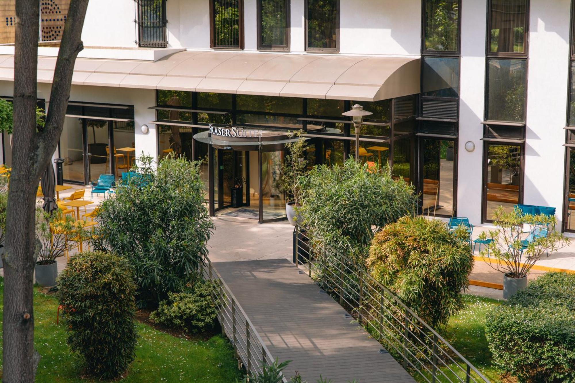 Fraser Suites Paris La Defense Courbevoie Exterior photo Entrance of the hotel