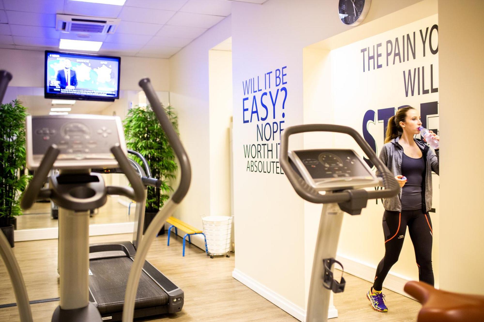 Fraser Suites Paris La Defense Courbevoie Exterior photo The gym at the London Bridge campus